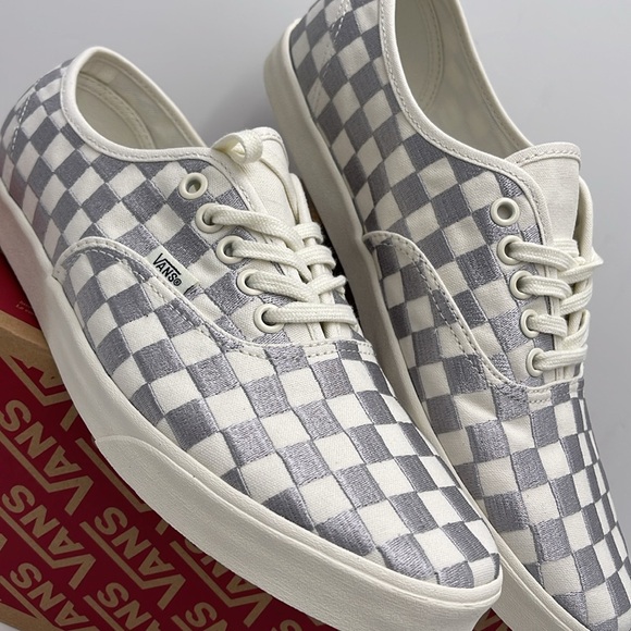 Vans WMNS Authentic Lowpro Embroidered Check Lunar R
VN000D047VF
Sneakers - Picture 6 of 16